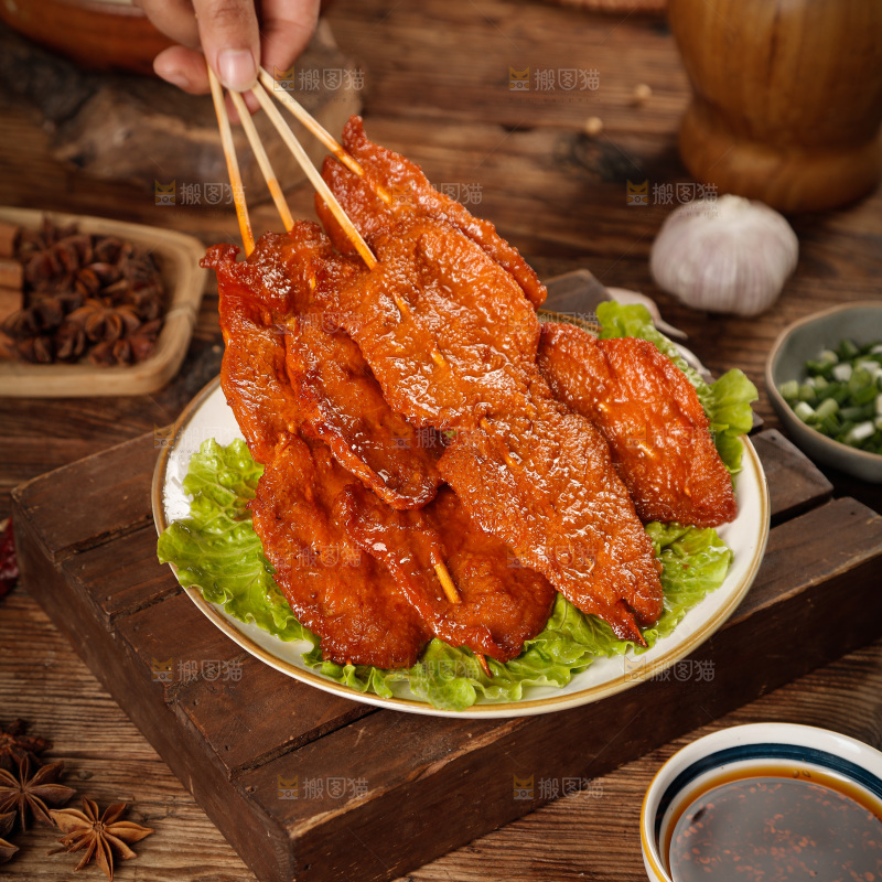 深底上的烤好的里脊肉