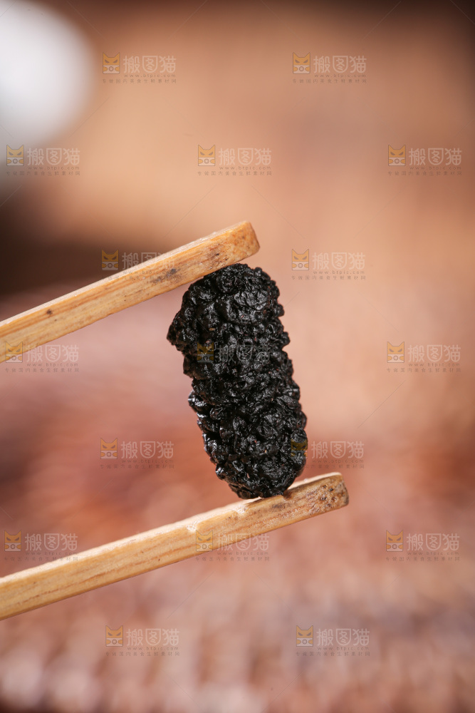 深底上的桑葚干