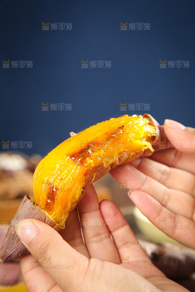 深底上的烤熟红瑶蜜薯