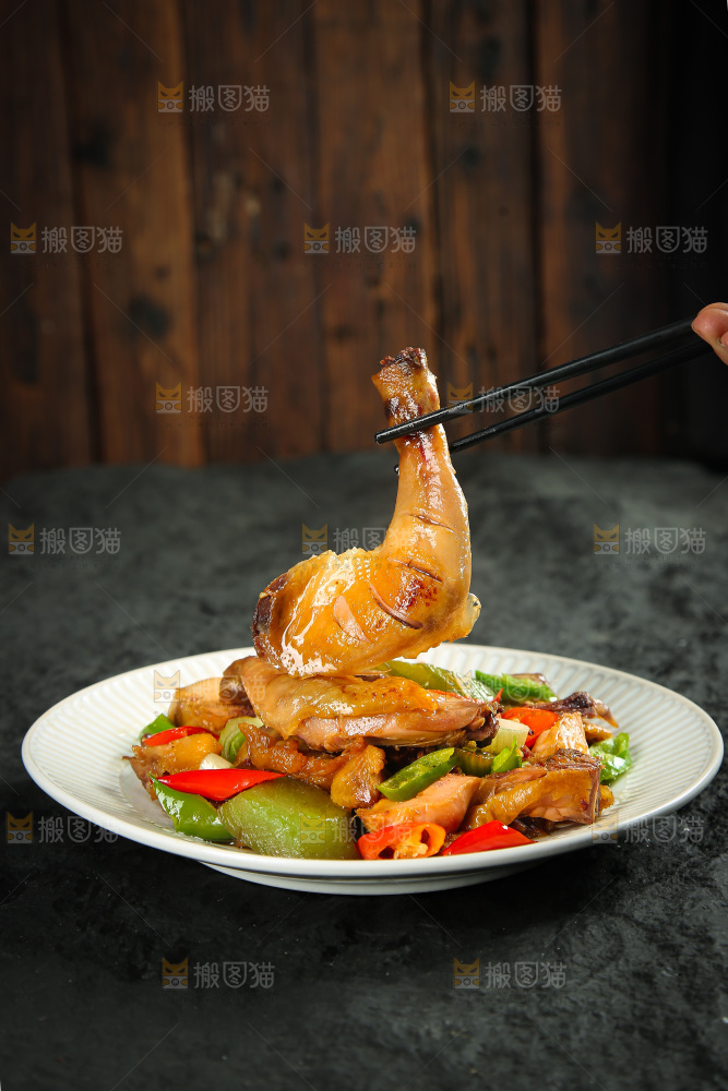 深底上的风干鸡菜品