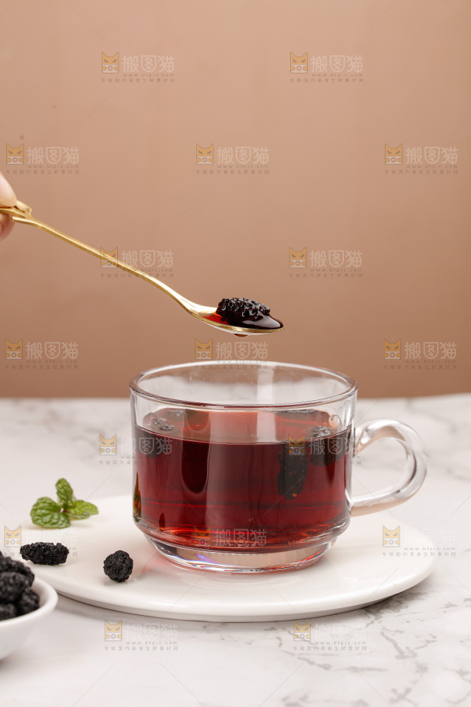 浅底上的桑葚干