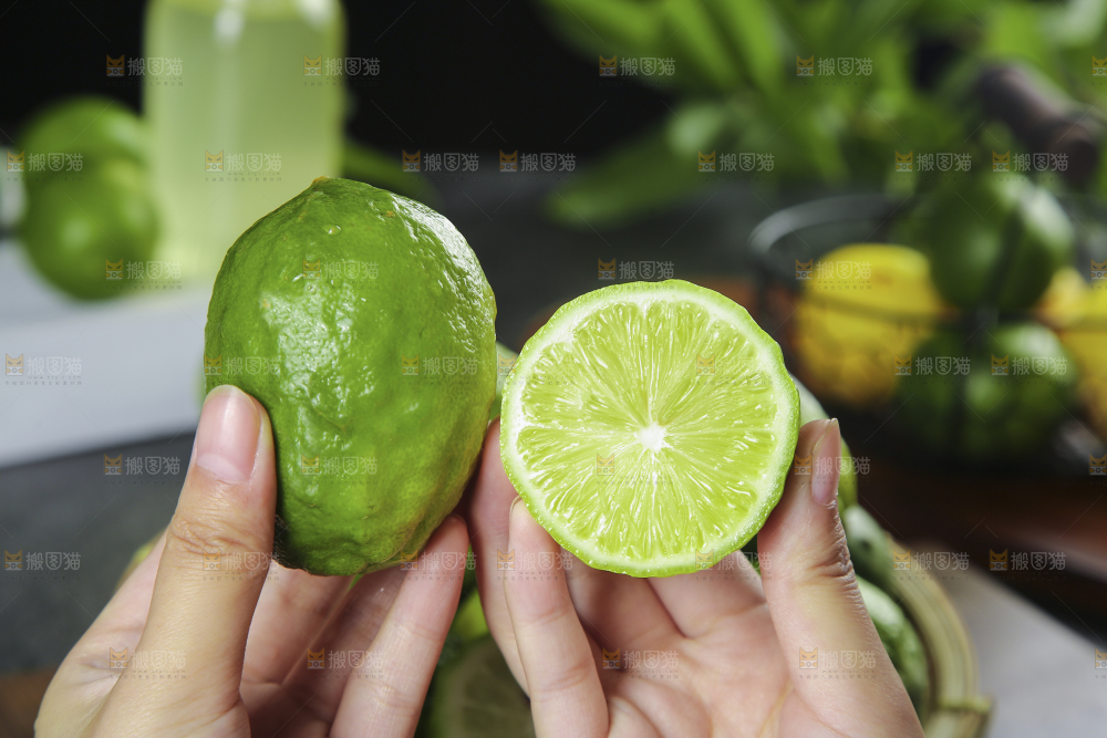 深底上的香水柠檬