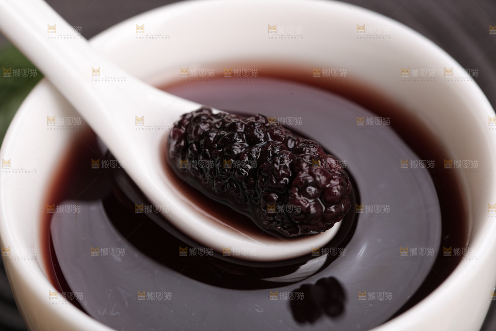 深底上的桑葚干