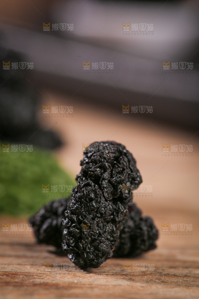 深底上的桑葚干