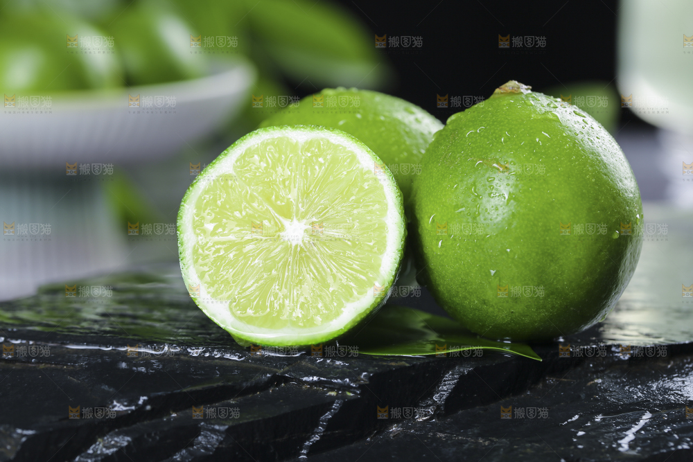 深底上的香水柠檬