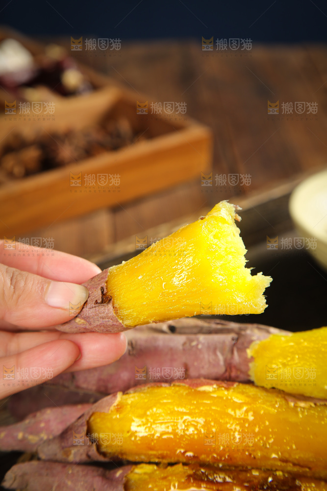 深底上的烤熟红瑶蜜薯