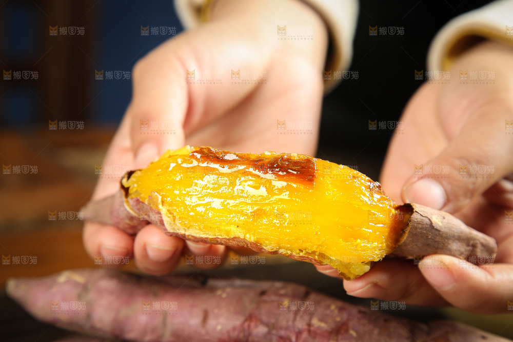 深底上的烤熟红瑶蜜薯