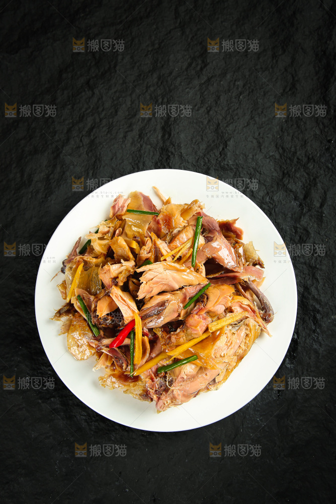 深底上的风干鸡菜品