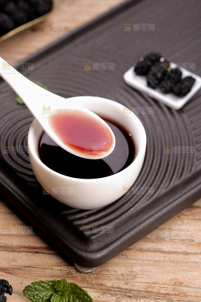 深底上的桑葚干