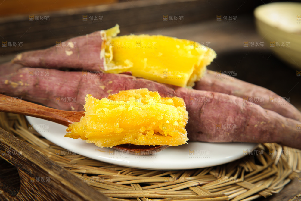深底上的烤熟红瑶蜜薯
