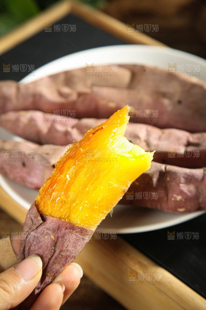 深底上的烤熟红瑶蜜薯
