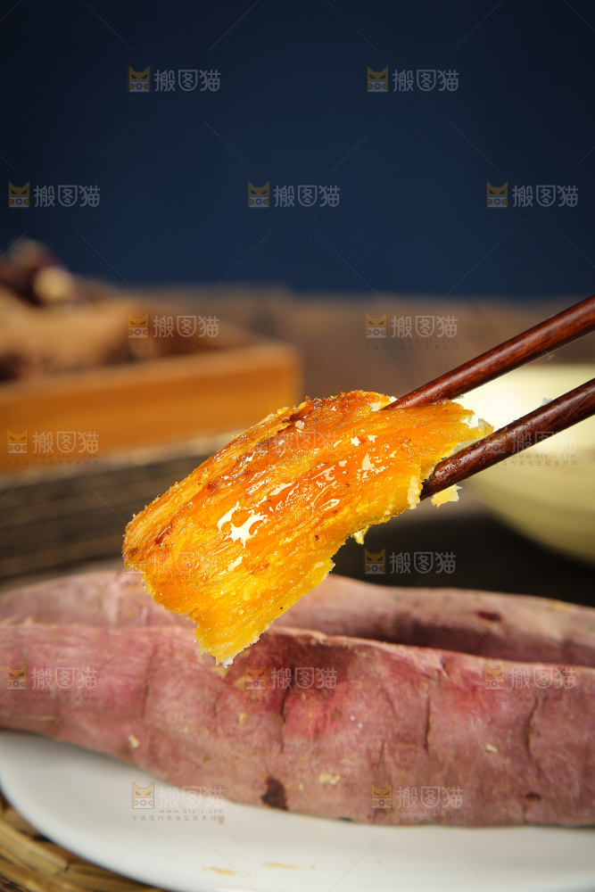 深底上的烤熟红瑶蜜薯