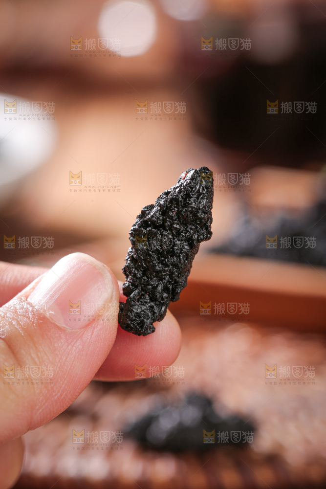 深底上的桑葚干