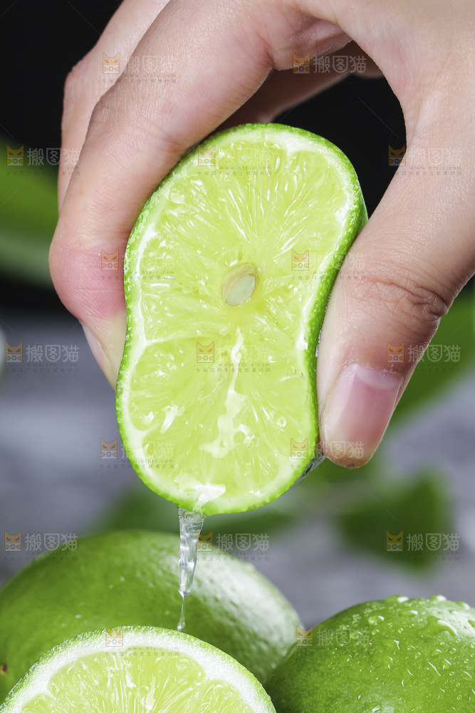 深底上的香水柠檬