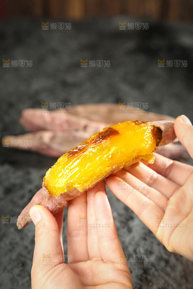 深底上的烤熟红瑶蜜薯