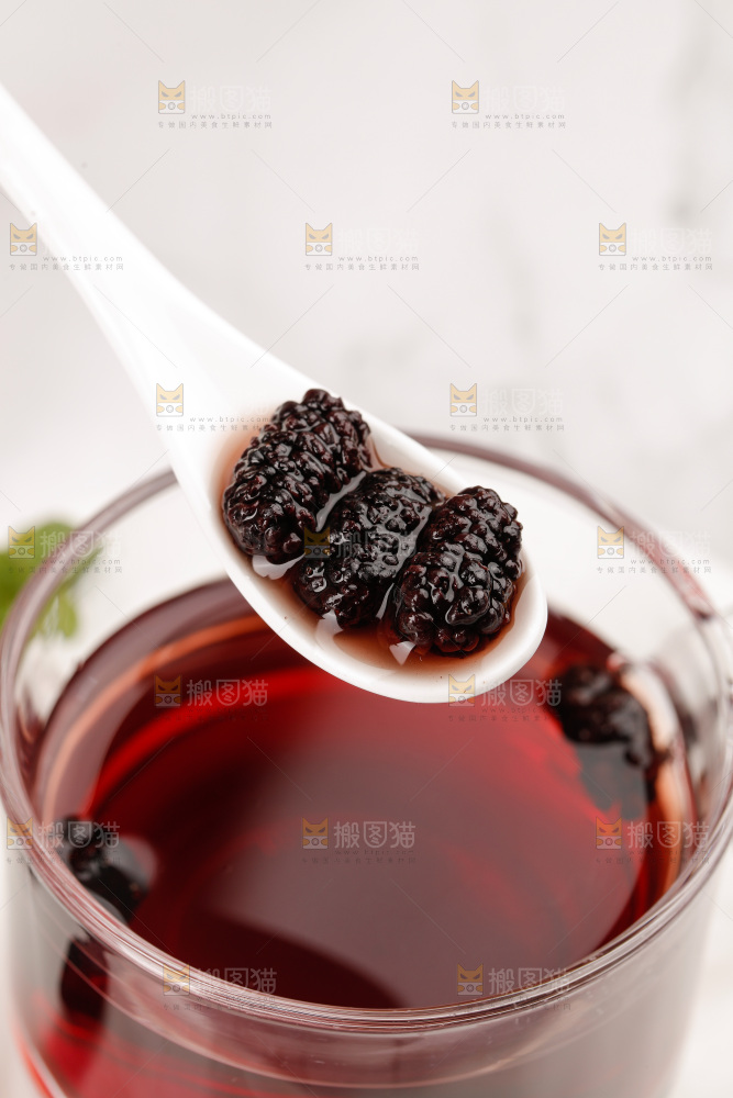 浅底上的桑葚干