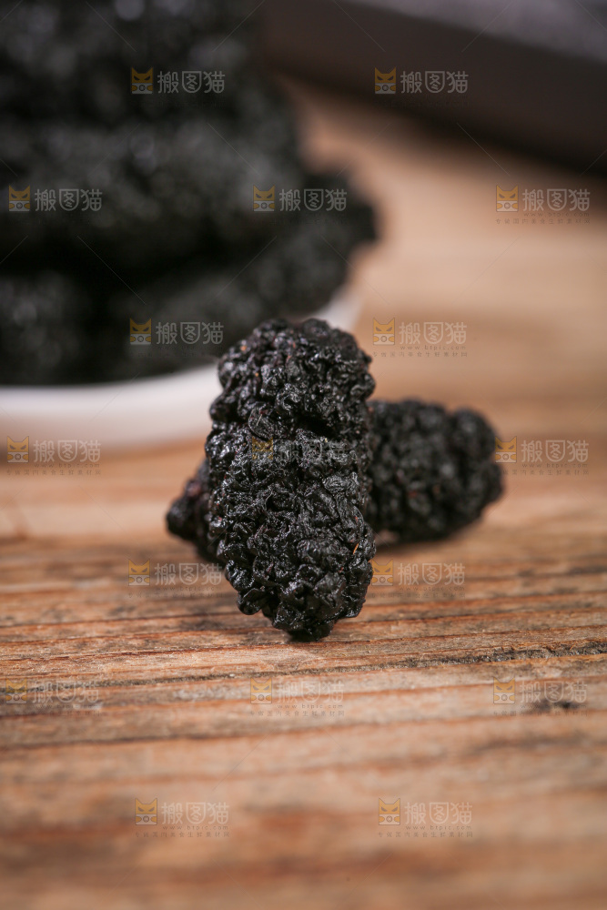 深底上的桑葚干