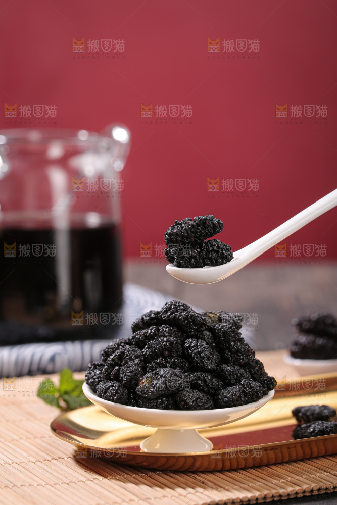 深底上的桑葚干