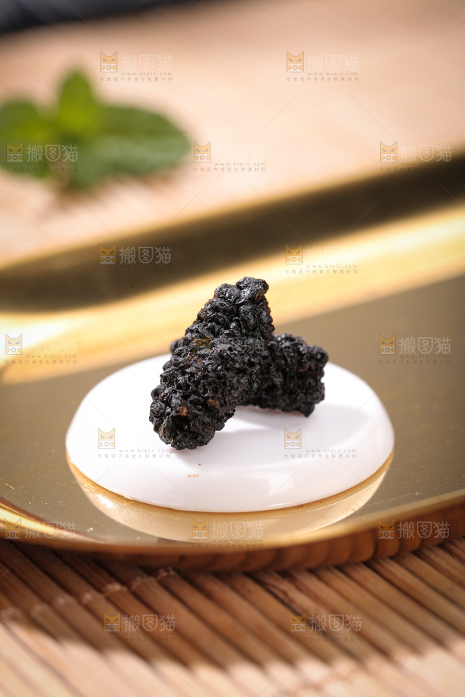 深底上的桑葚干