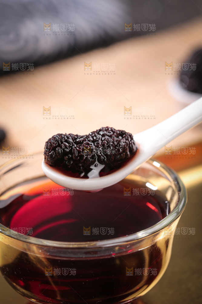 深底上的桑葚干