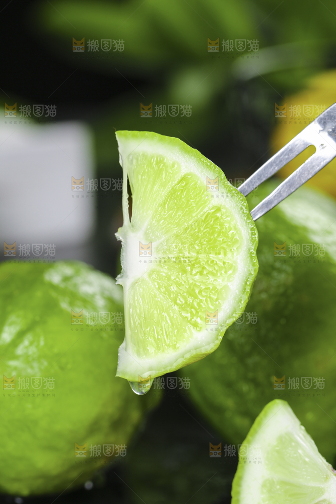 深底上的香水柠檬