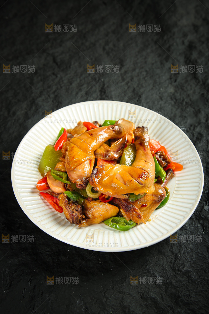 深底上的风干鸡菜品