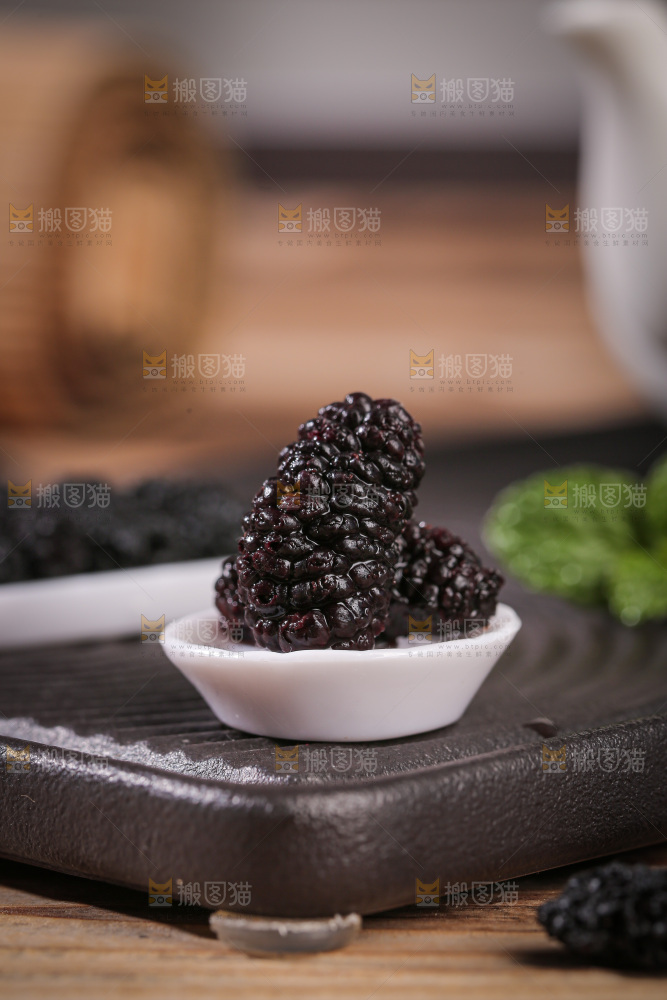 深底上的桑葚干