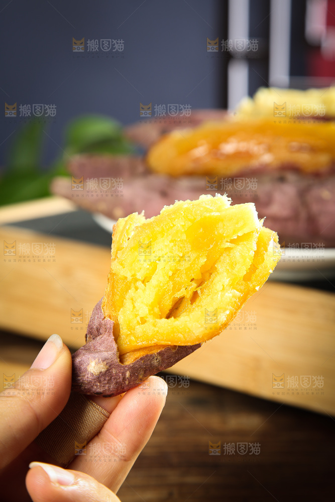 深底上的烤熟红瑶蜜薯
