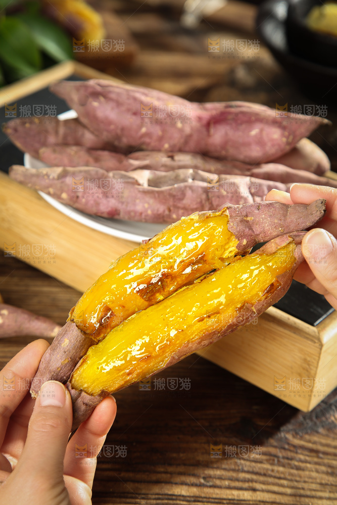 深底上的烤熟红瑶蜜薯