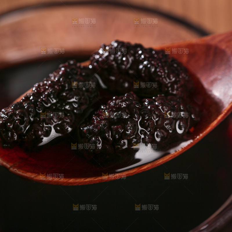 深底上的桑葚干
