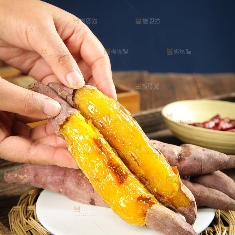 深底上的烤熟红瑶蜜薯