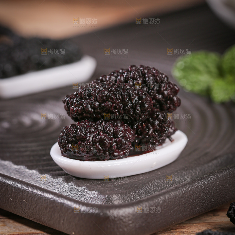 深底上的桑葚干