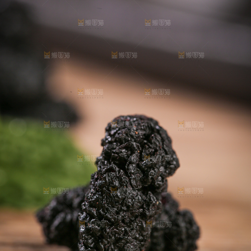 深底上的桑葚干