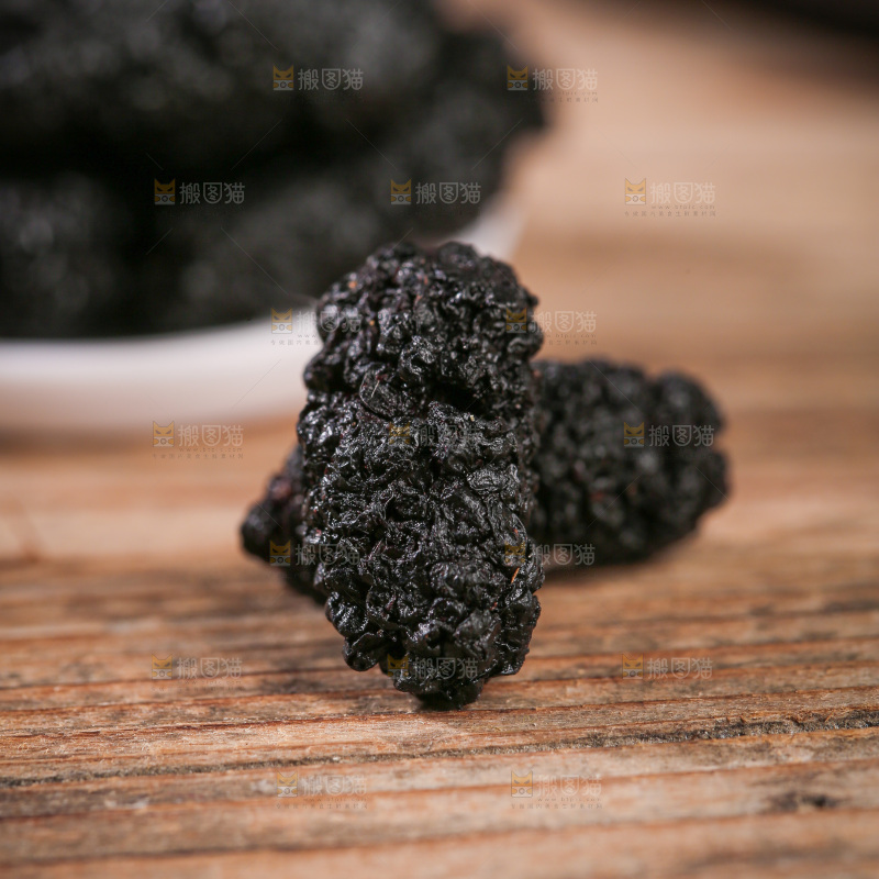 深底上的桑葚干