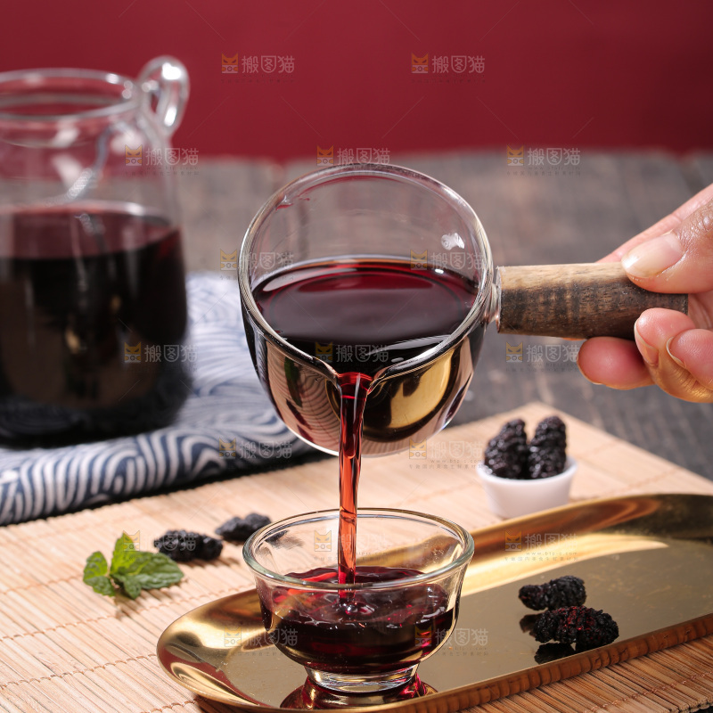 深底上的桑葚干