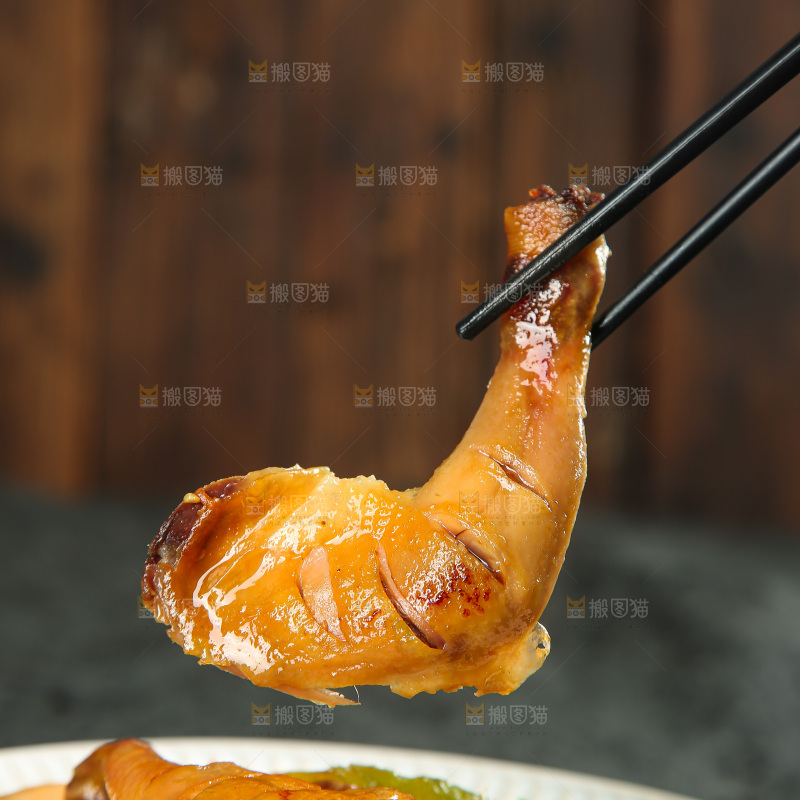深底上的风干鸡菜品