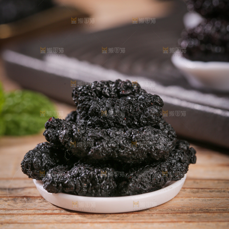 深底上的桑葚干
