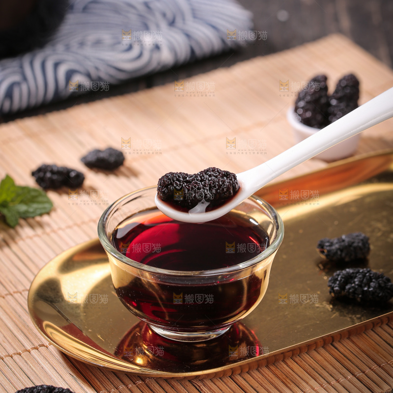 深底上的桑葚干