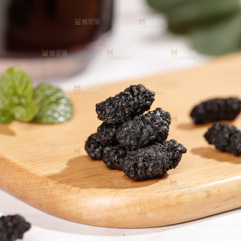 浅底上的桑葚干