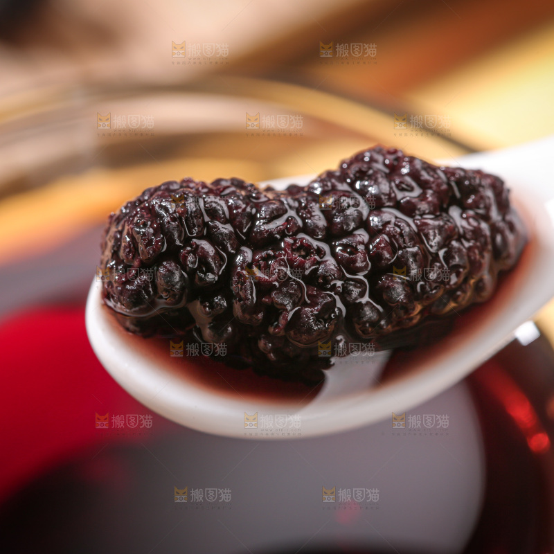 深底上的桑葚干