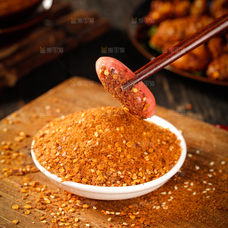 深底上的蘸料