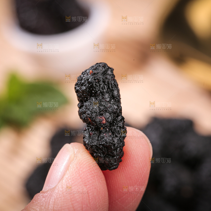 深底上的桑葚干