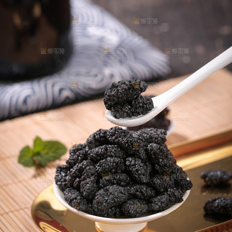 深底上的桑葚干