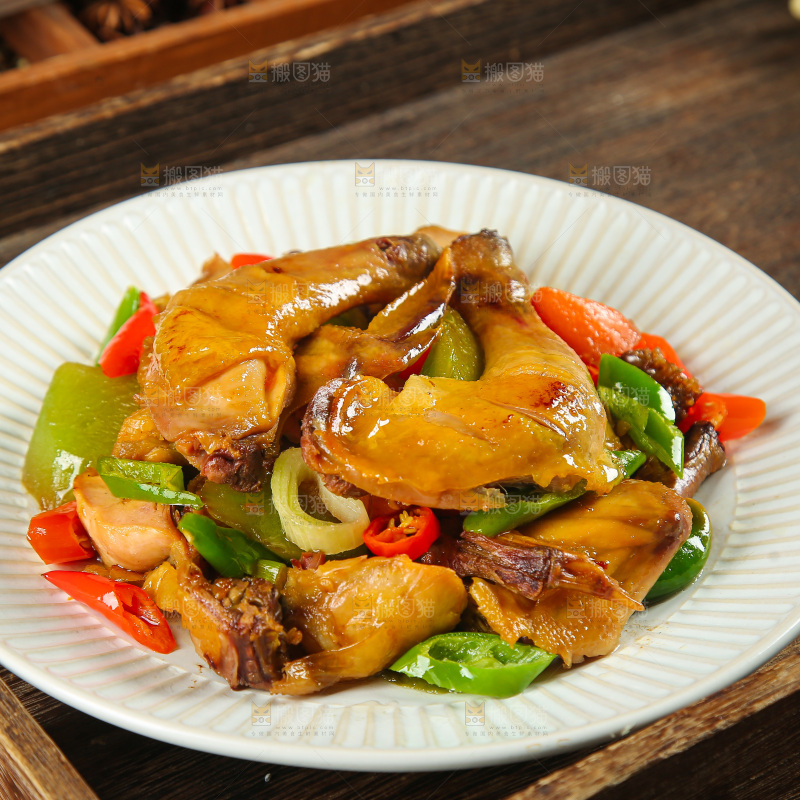 深底上的风干鸡菜品