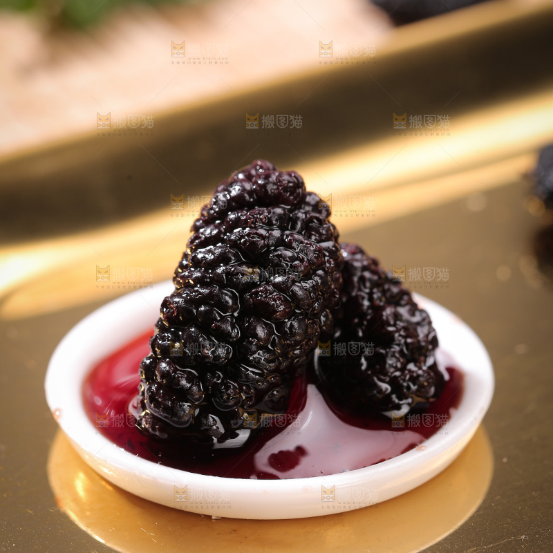 深底上的桑葚干