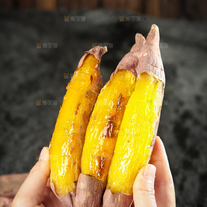 深底上的烤熟红瑶蜜薯