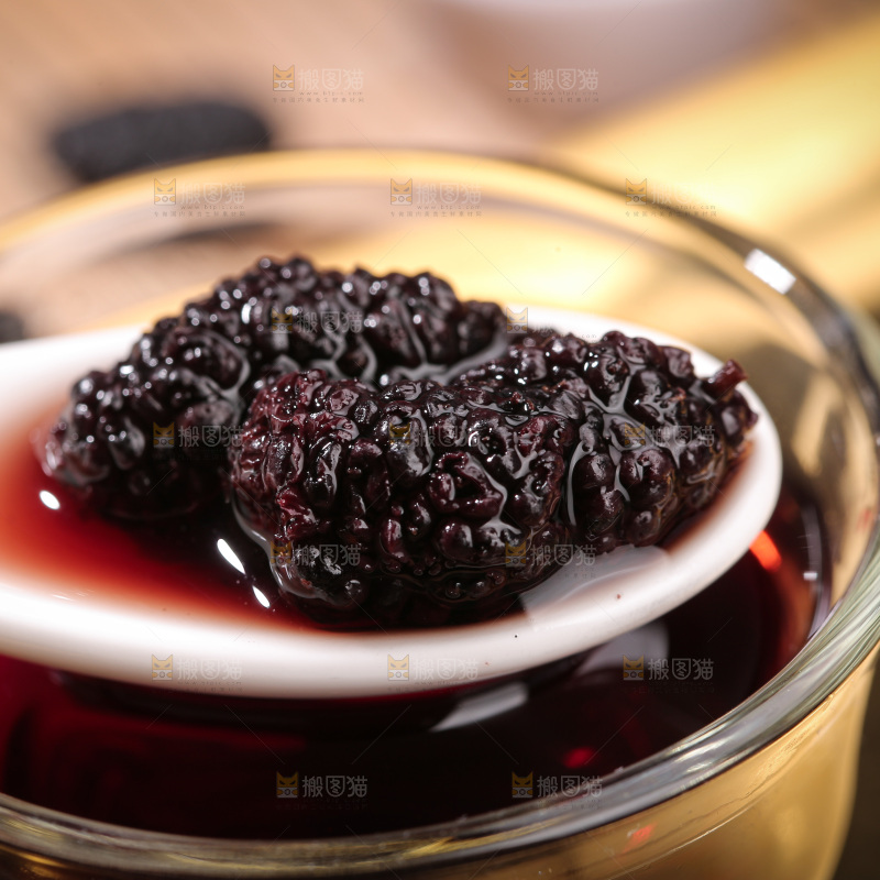 深底上的桑葚干