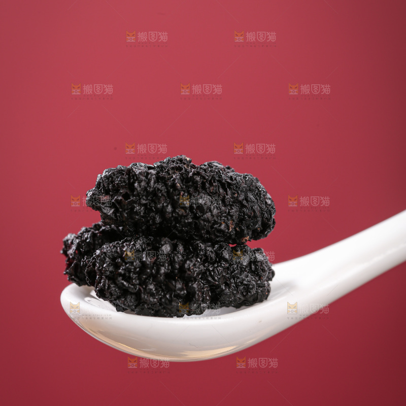 深底上的桑葚干