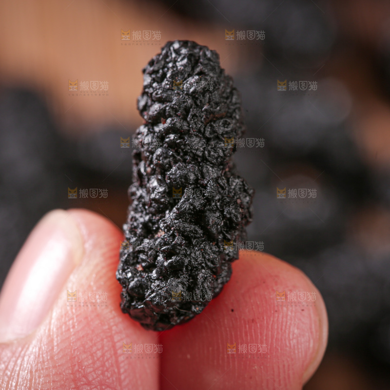 深底上的桑葚干
