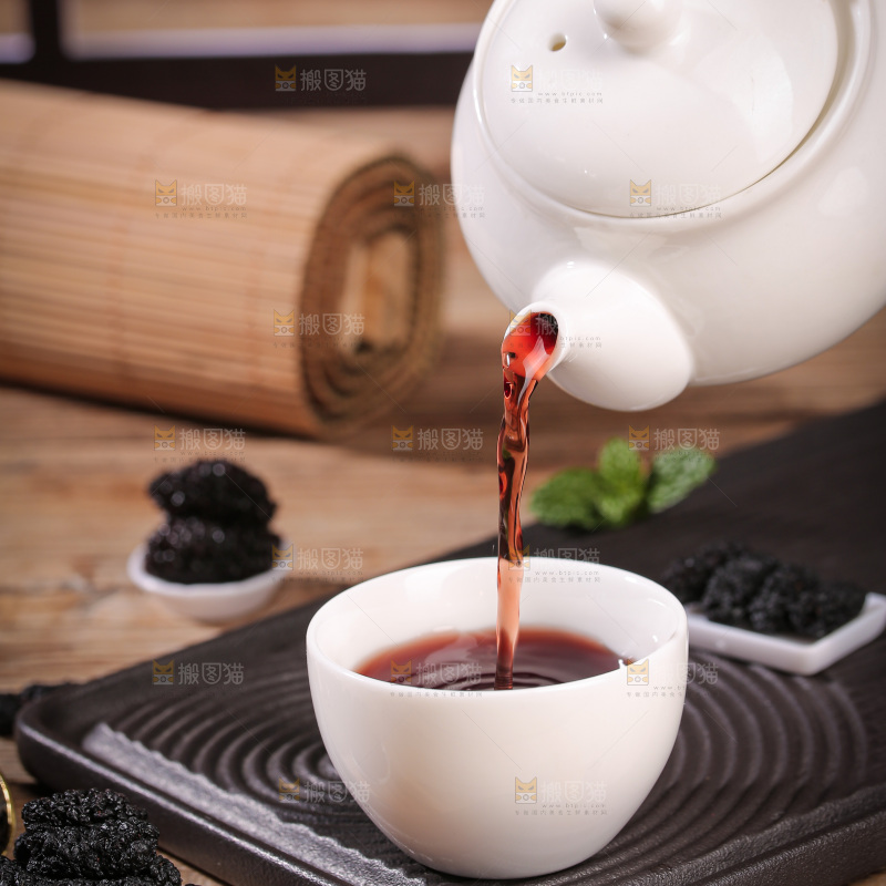 深底上的桑葚干